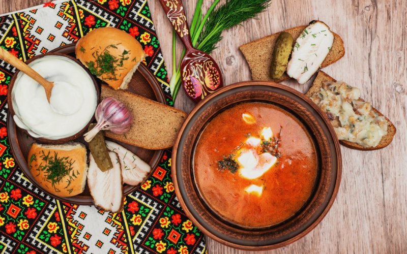 Экспонаты можно одевать, из них есть и на них сидеть