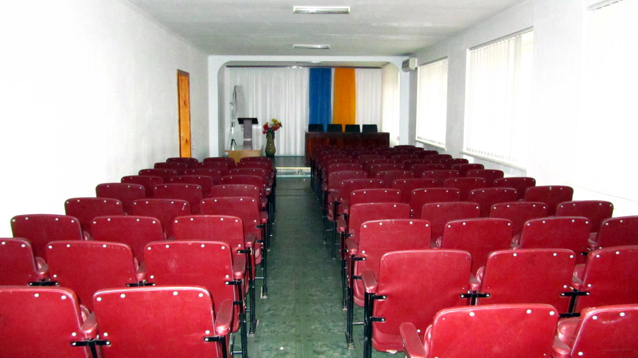 The conference hall for 100  seats