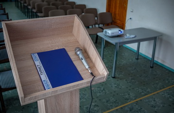 The conference hall for 100  seats